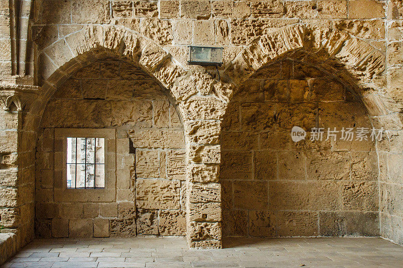 北塞浦路斯贝拉派修道院的墙壁。Bellapais修道院是13世纪在Kyrenia (Girne)附近由Canons Regular建造的修道院的废墟。